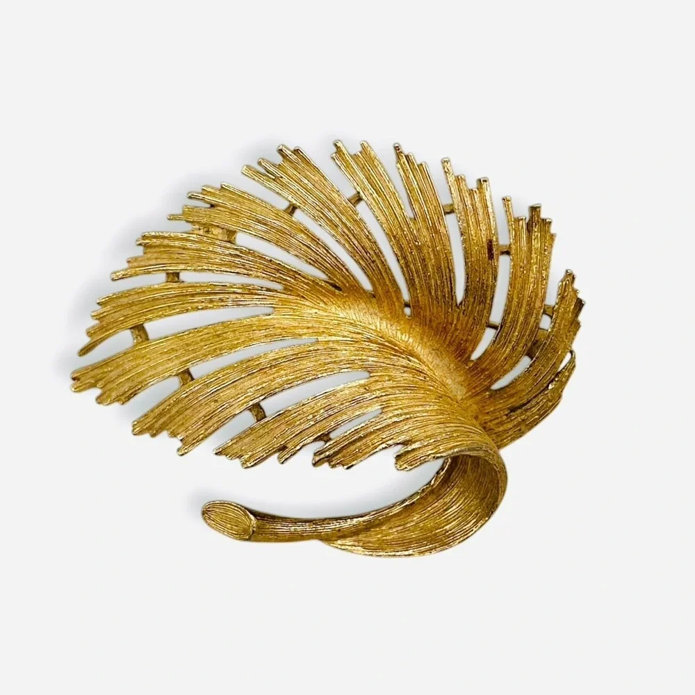 Vintage Lisner Brooch Pin Textured Gold Tone Leaf Feather Signed 2.5